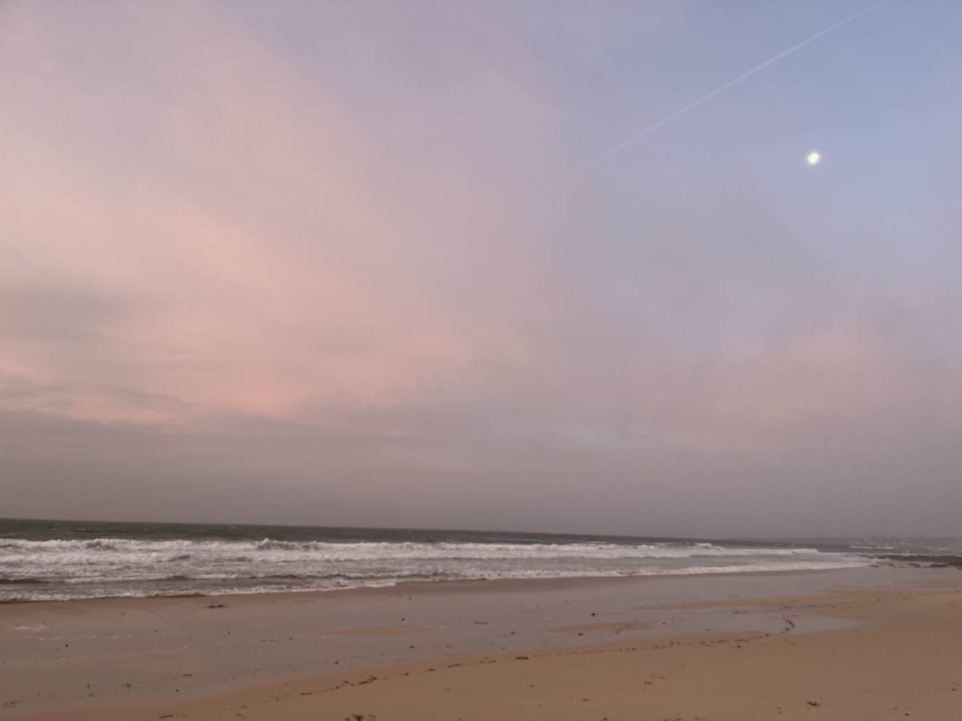 Strand in der Dämmerung mit Mond