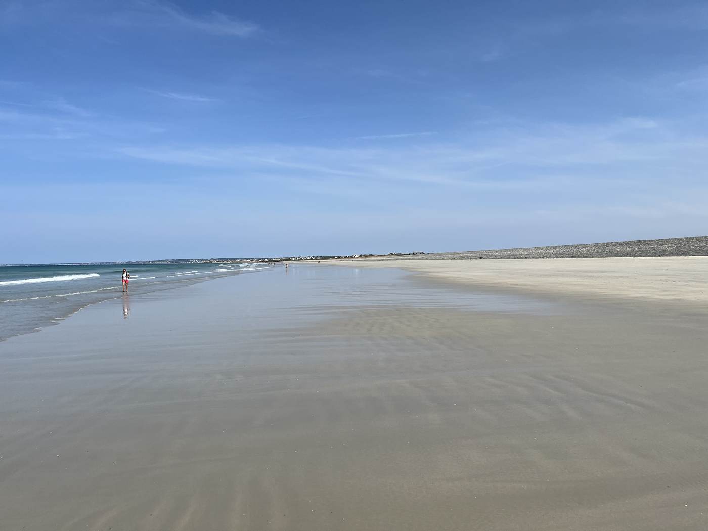 Weiter Sandstrand bei Ebbe